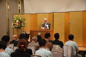 式典挨拶をする人