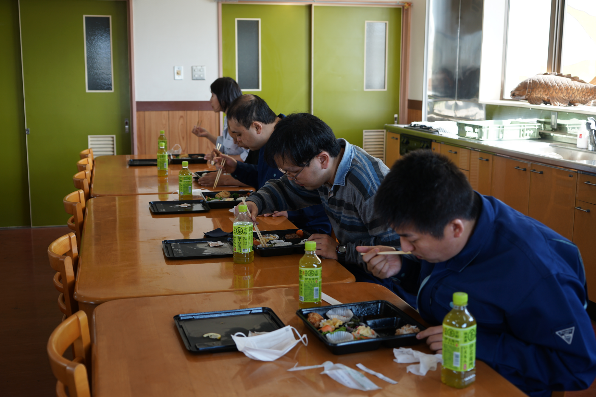 お弁当を食べる人3