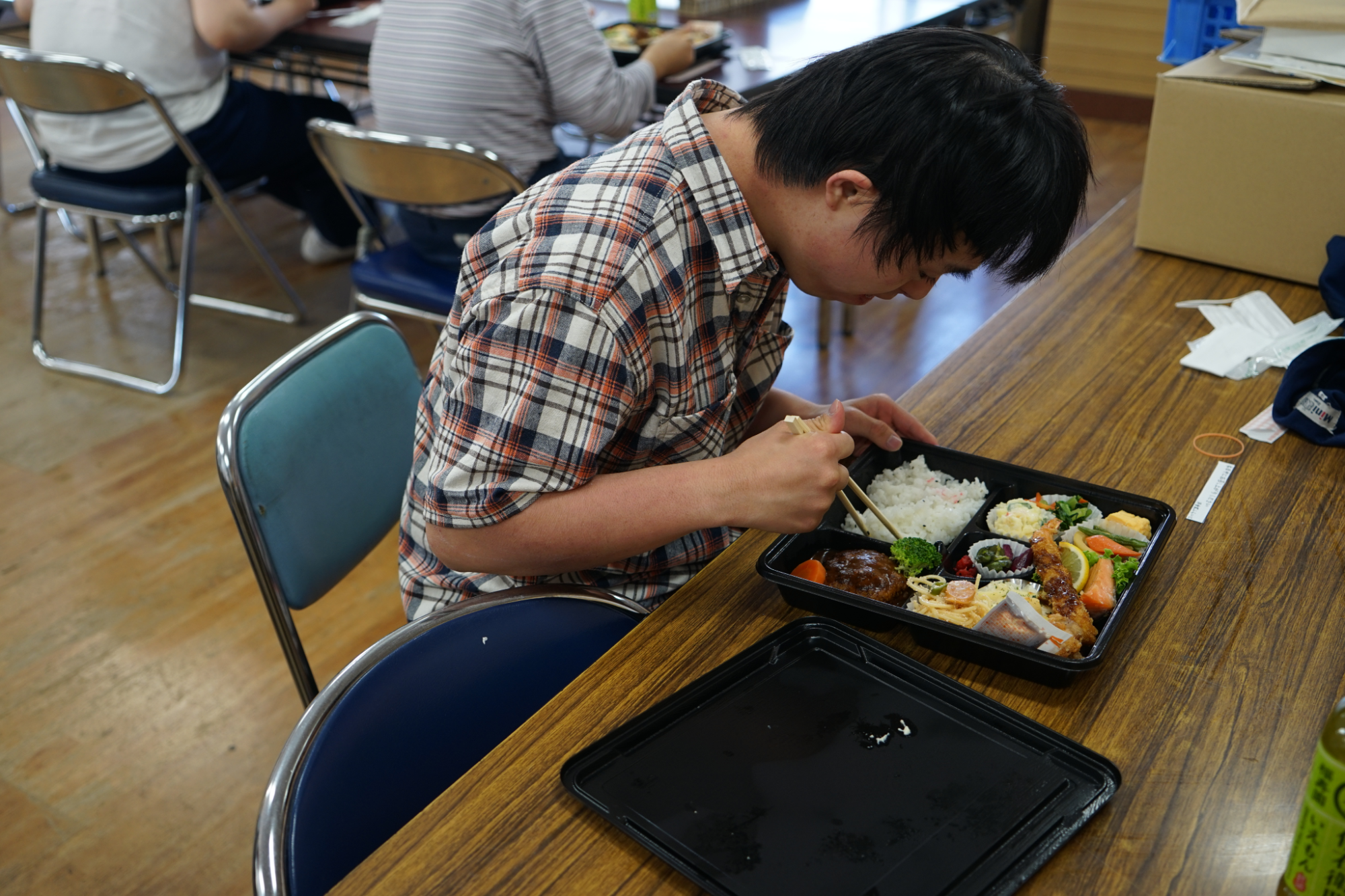 お弁当を食べる人1