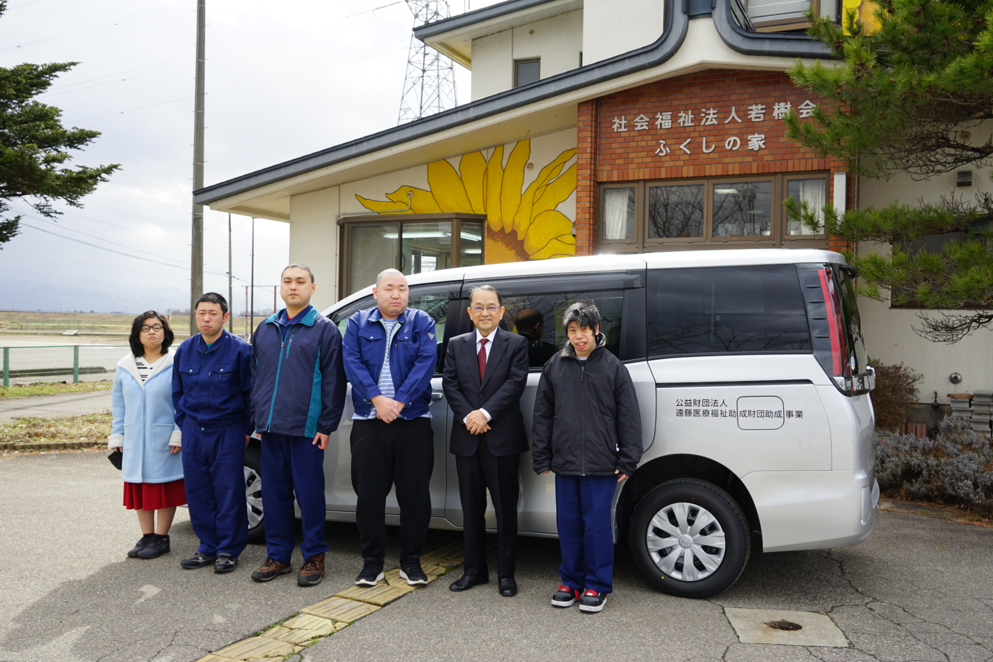 建物と車