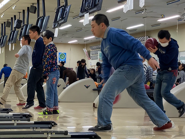 ボーリングを投げる人々